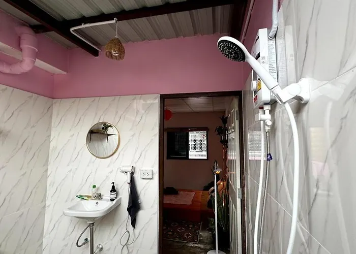 Baan Yentafo - Pink House In Talad Noi 아파트 *