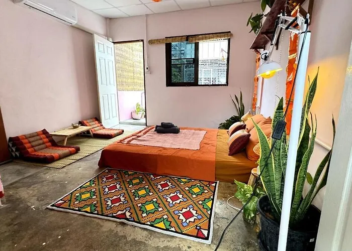 Baan Yentafo - Pink House In Talad Noi
