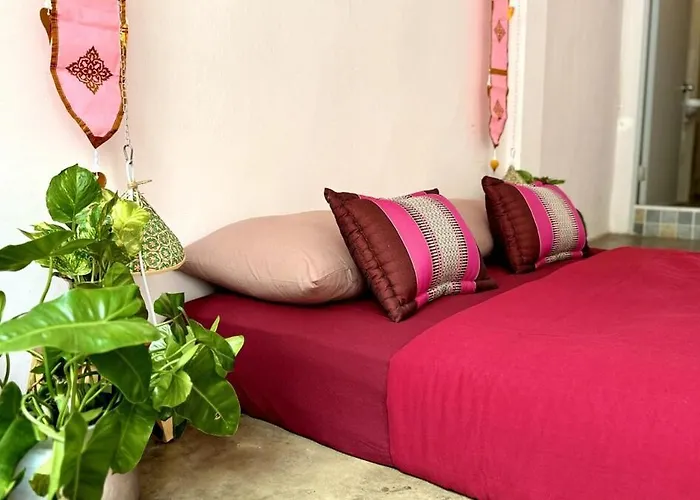 Baan Yentafo - Pink House In Talad Noi
